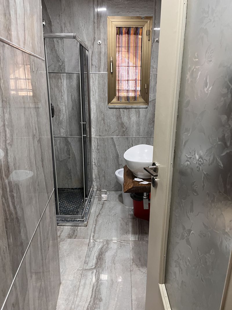 The bathroom had been completely renovated just before our stay. That the ceiling hadn't had quite enough attention, we would find out a day later.
