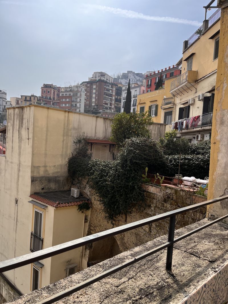 To the right, the yellow facades with washing on the balconies: Naples as it really is.