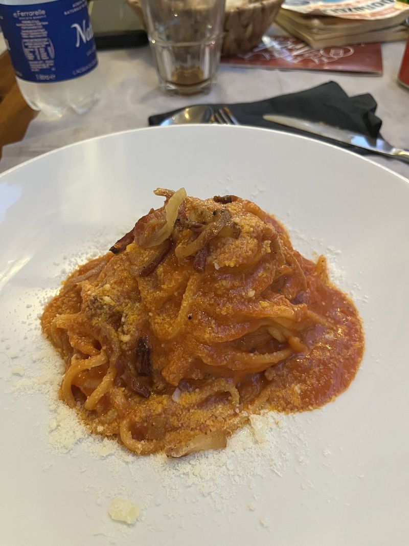 Spaghetti all'amatriciana met krokante guanciale en pecorino.