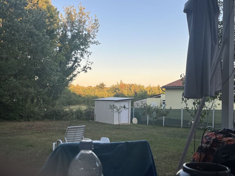 De barbecue wordt aangestoken
