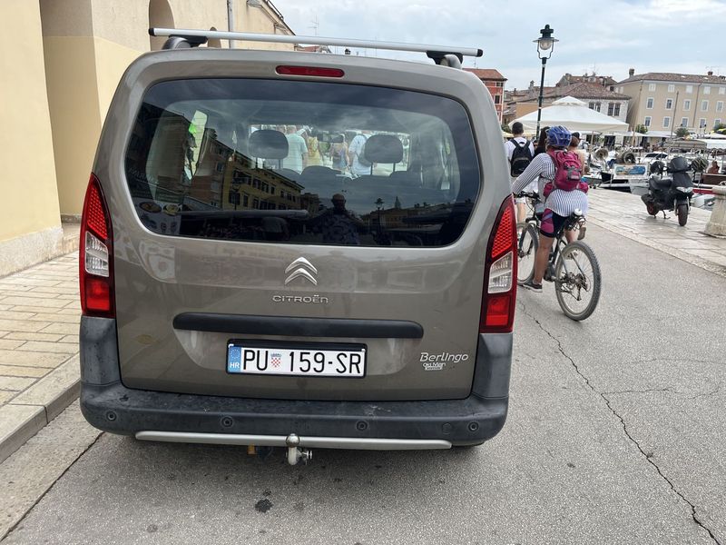 Dezelfde bus, van verder af