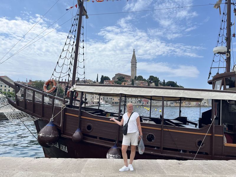 Bij de oude zeilboot