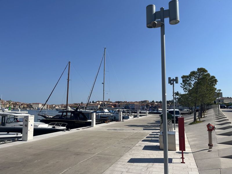 Langs de jachthaven