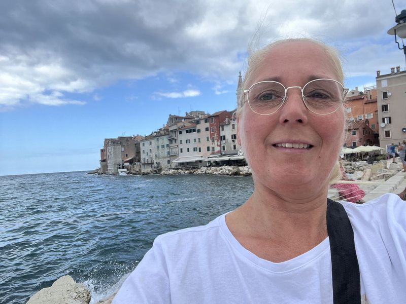 Selfie met de stad op de achtergrond