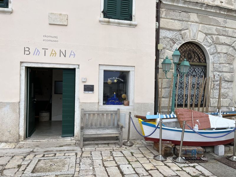 Bij het Batana-museum