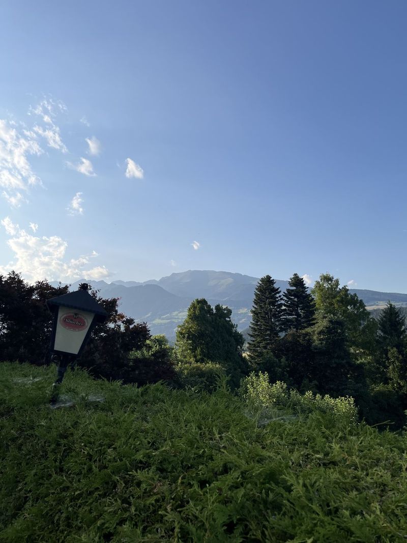Uitzicht met bergen op de achtergrond