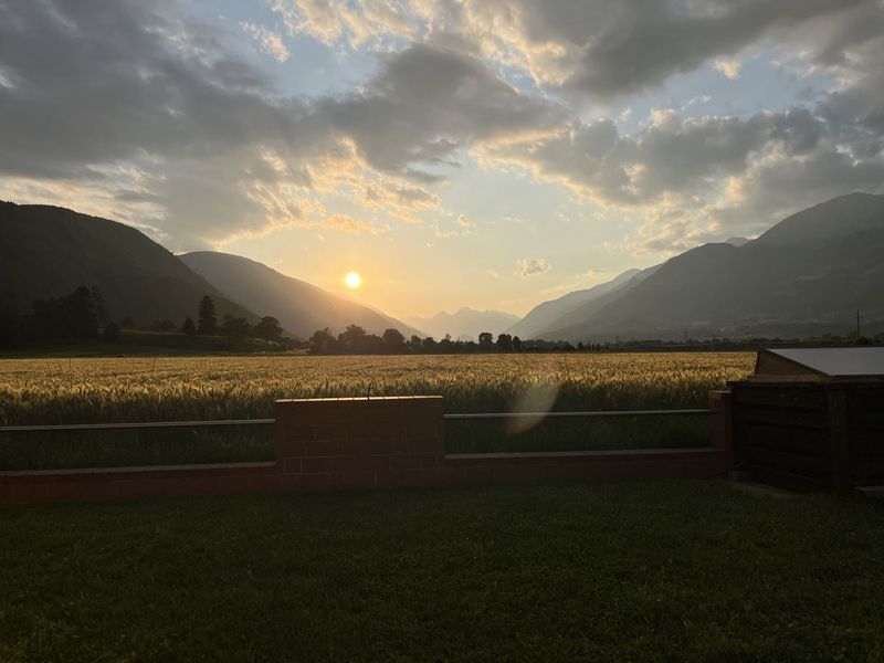 Zonsondergang boven de velden