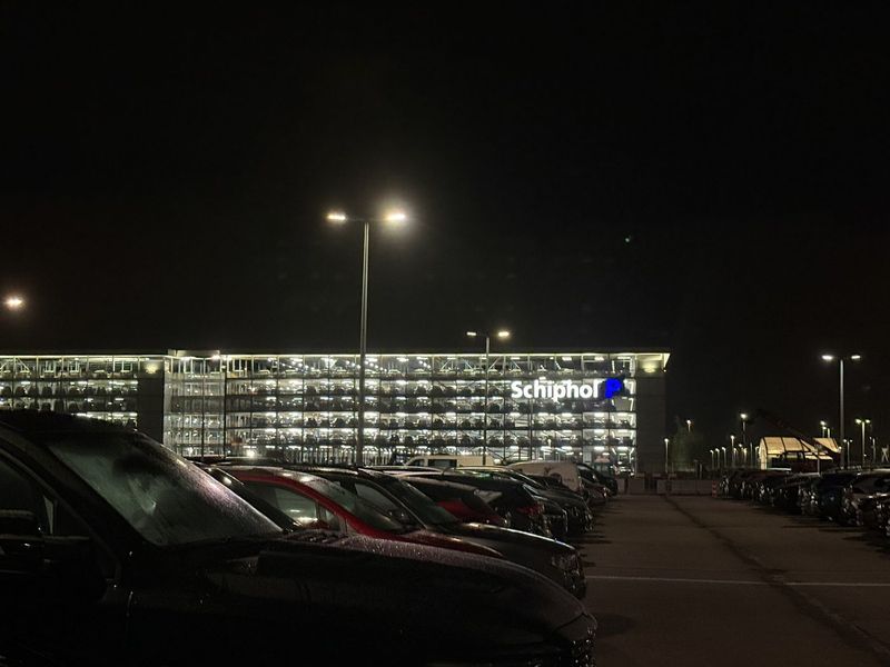 Partenza nel cuore della notte: parcheggiati al P3 di Schiphol, pronti per il tragitto fino al terminal.