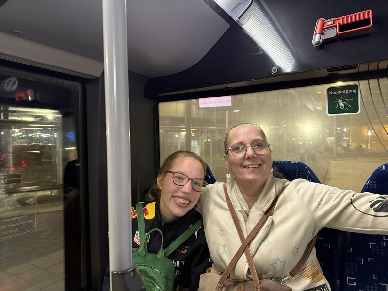 B'Elana e Liek sulla navetta per il terminal, ancora un po' assonnate ma di buon umore.