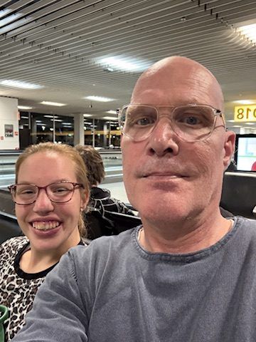 Marc e B'Elana al gate D18, pronti a salire a bordo.