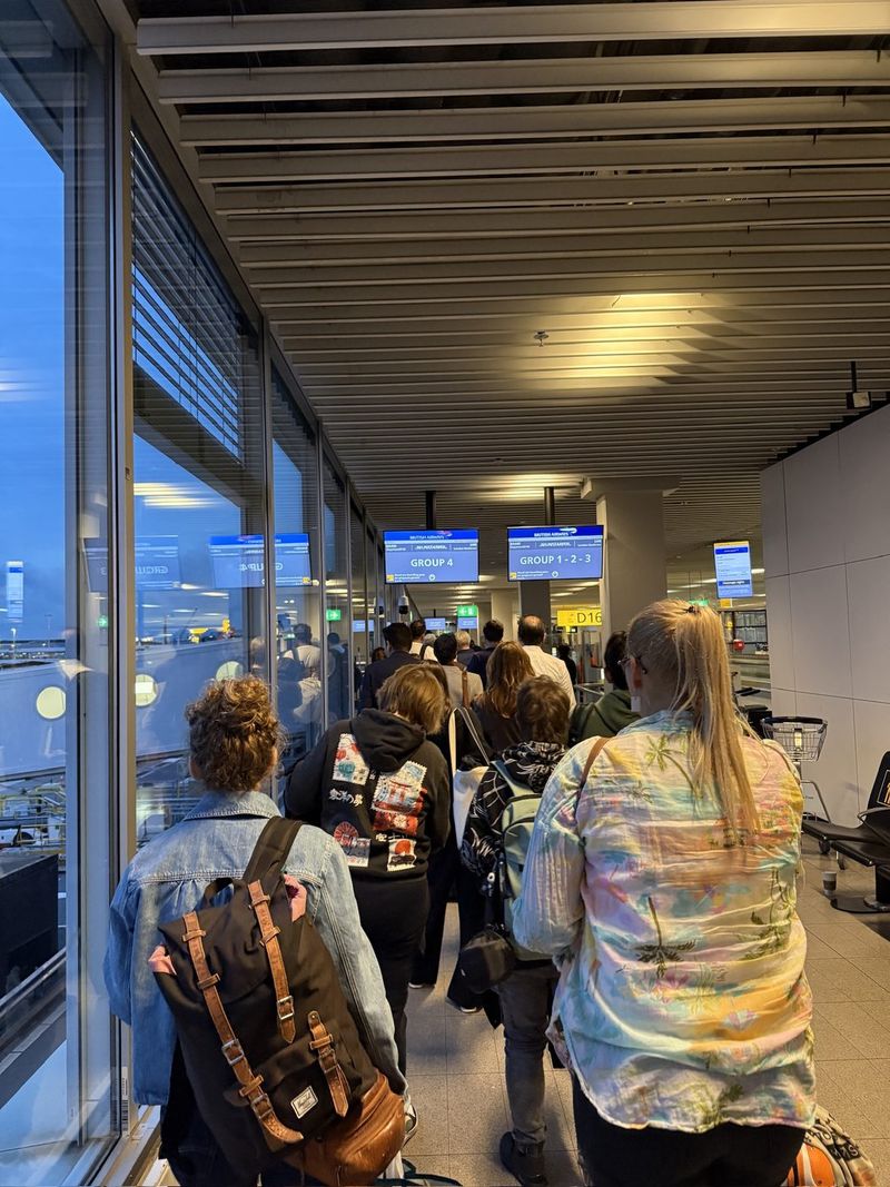 L'aereo del BA445 è pronto sul piazzale, destinazione Londra Heathrow.
