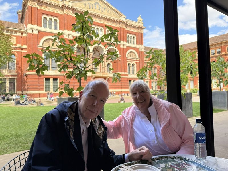 Nel giardino del V&A Museum, con Joseph e Cathy dagli Stati Uniti, dopo una piacevole chiacchierata.