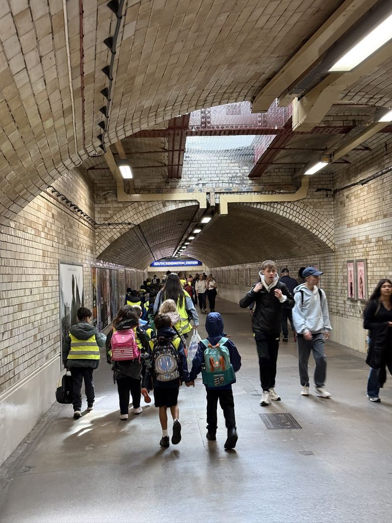 Lungo il tunnel piastrellato di South Kensington Station. Questa è la zona dei musei, quindi si vedono scolaresche di bambini che scorrazzano dappertutto.