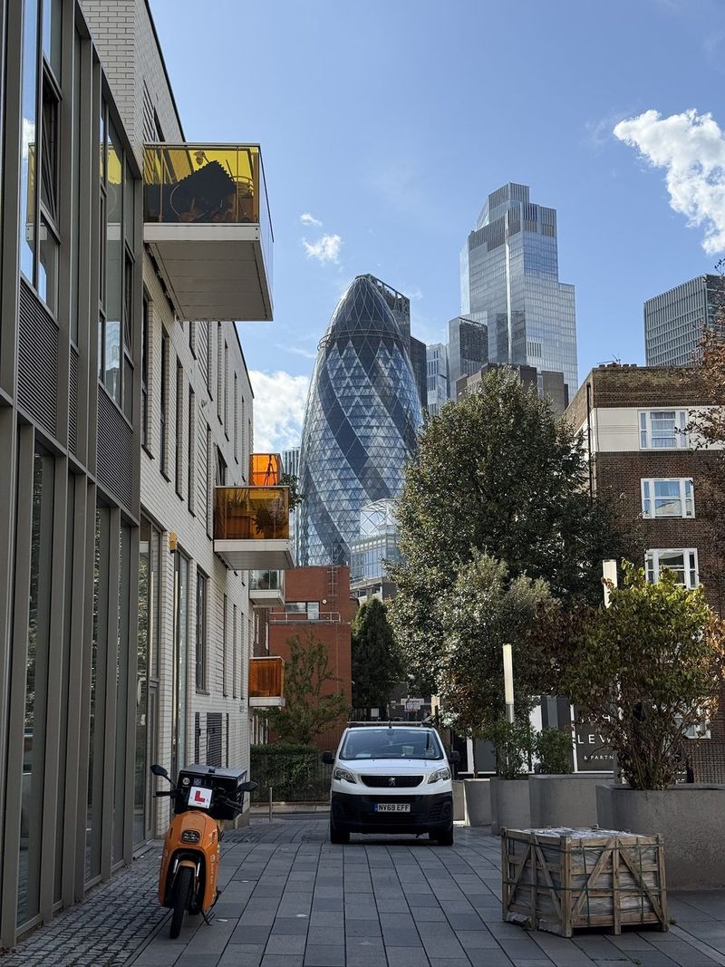 Un vicolo tra edifici moderni, con il Gherkin proprio in mezzo.