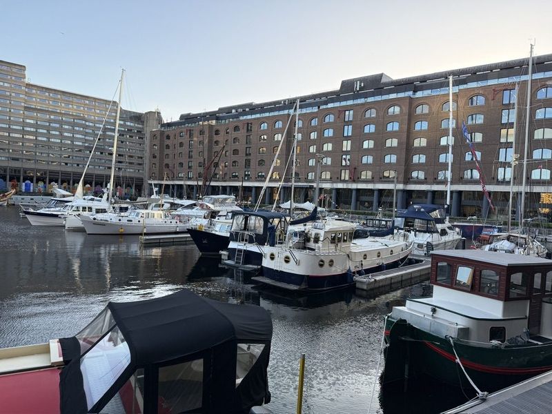 Vista sul porticciolo di St Katharine Docks al tramonto, dove si trova questo Honest Burger.