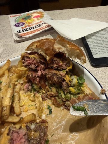 La cena da Honest Burger: cheeseburger e loaded chips per Marc, che ha provato a tagliarli a metà con precisione. La precisione non è proprio riuscita..