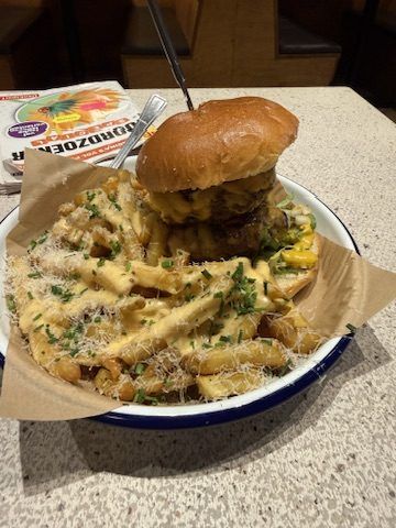 La cena da Honest Burger: cheeseburger e loaded chips, patatine fritte con salsa di formaggio fuso. Questo era prima di tagliarli.