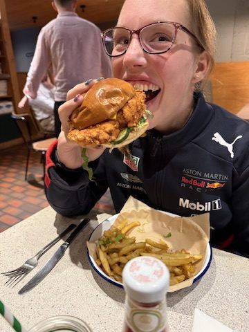 B'Elana si gode visibilmente il suo hamburger da Honest. Era però un po' gelosa delle nostre chips "Loaded", perché lei aveva detto di no.