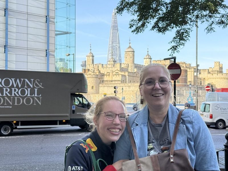 B'Elana e Liek dirette alla colazione, con la Tower of London e lo Shard sullo sfondo. Un inizio di giornata pieno di sole!