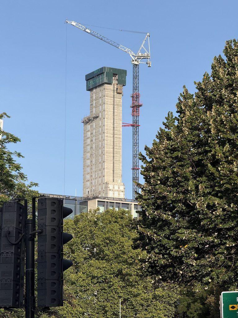 Sulla strada per la colazione: un grattacielo in costruzione, con una gru in cima.