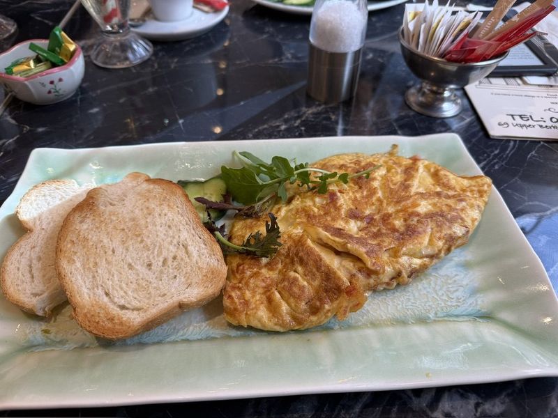 Finalmente la vera colazione da La Masseria: un'omelette con pane tostato.