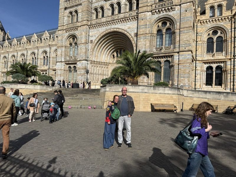 Marc e Liek all'imponente ingresso del Natural History Museum.