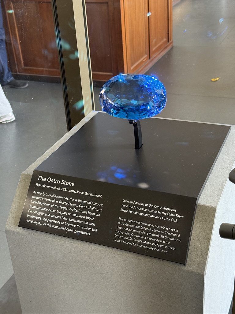 The Ostro Stone: il più grande topazio azzurro tagliato al mondo, pesa quasi due chili.