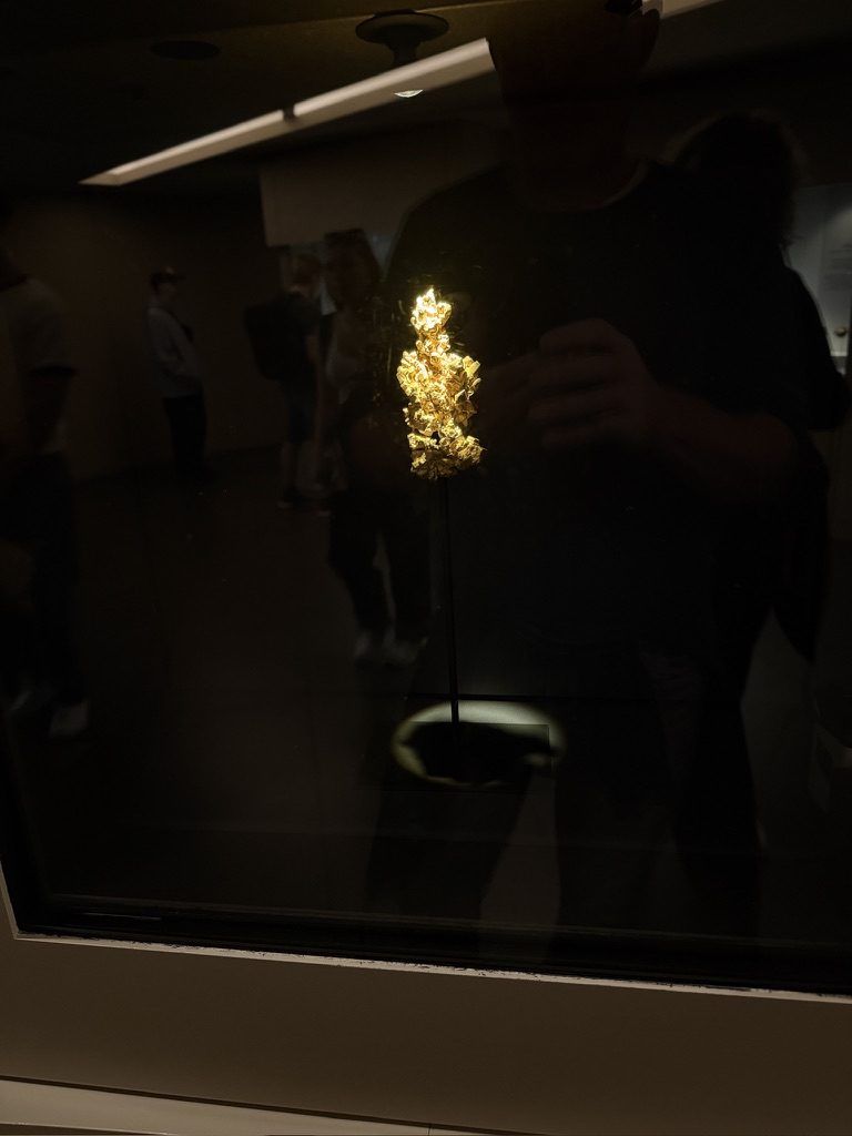 Un altro scorcio dell'oro nella sala Vault, immersa nella penombra.