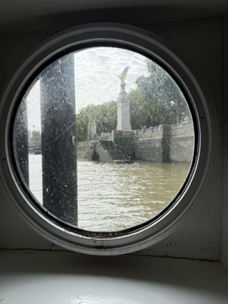 Marc dal bagno: vista sul Tamigi attraverso l'oblò. (Ma gli uomini schizzano davvero così tanto sulla tazza?)