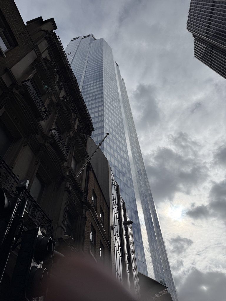Con il naso all'insù verso Horizon22, l'edificio con il punto panoramico più alto di Londra. Tra poco entriamo!