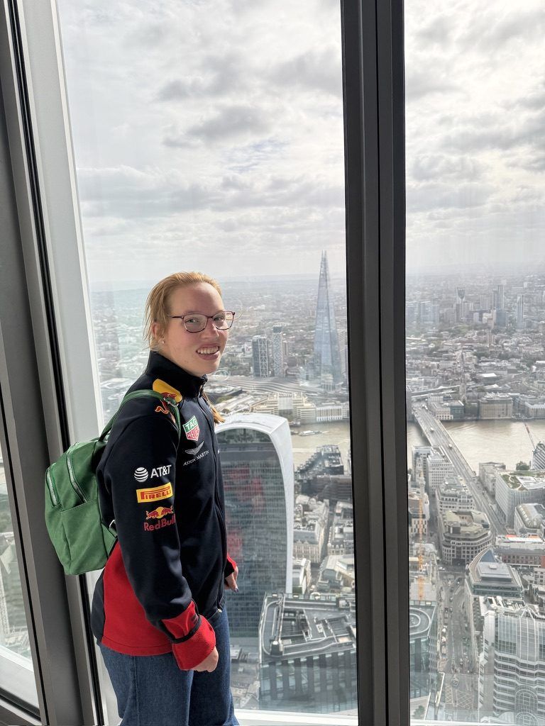 B'Elana davanti al panorama da Horizon22, con il "fratellino" Sky Garden/Walkie Talkie e la sorella maggiore, the Shard, in lontananza.