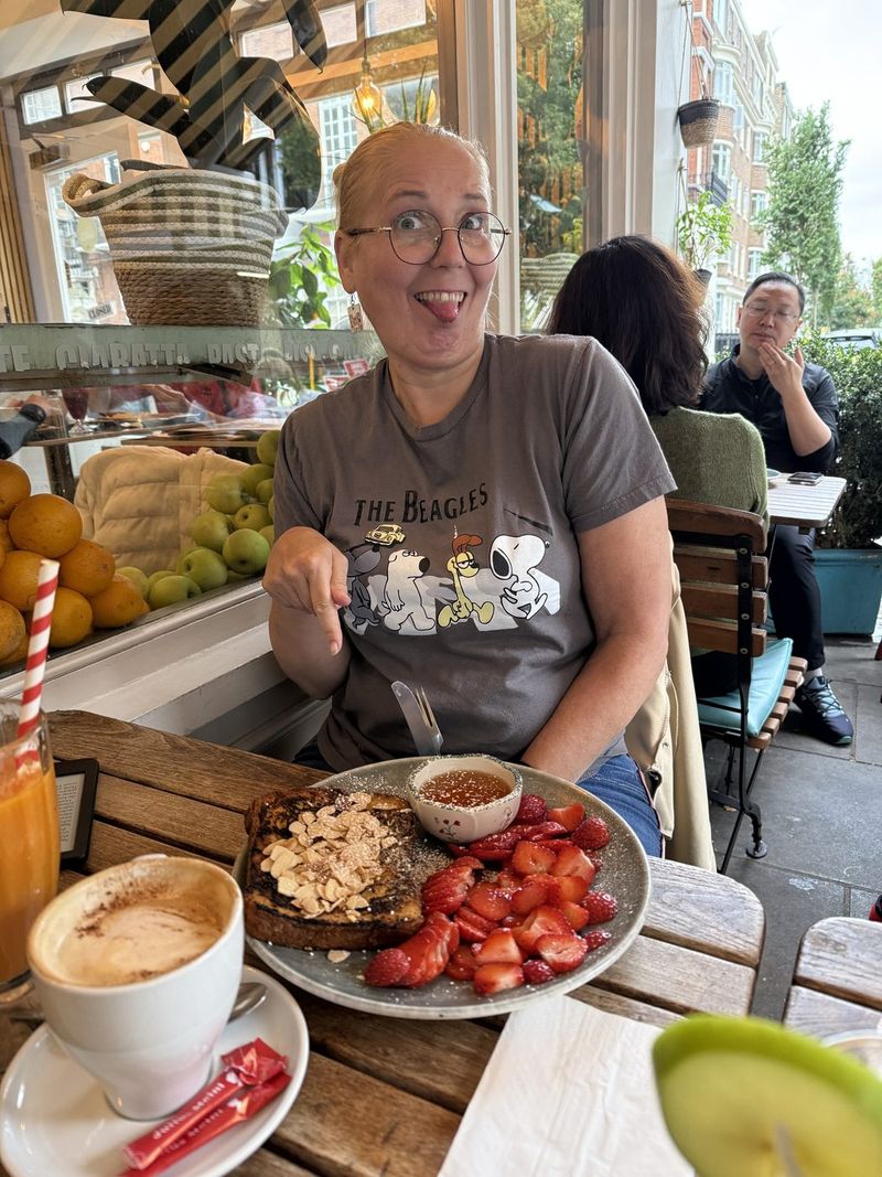 Liek con French toast e fragole, e un'espressione che dice tutto. Trovata la nuova colazione preferita!