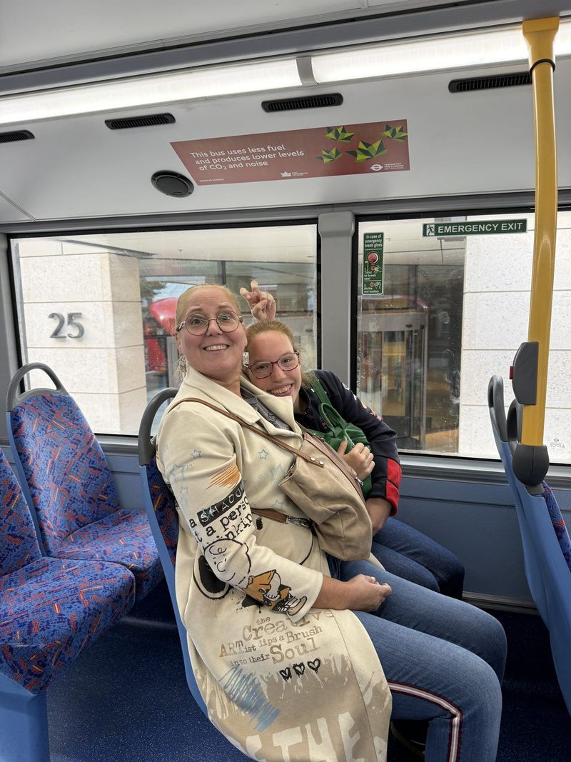Liek e B'Elana in autobus, dirette a Regent's Park e allo zoo.