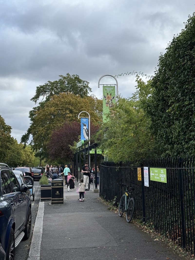 L'ingresso dello ZSL London Zoo. Il giorno 3 è ufficialmente cominciato tra gli animali.