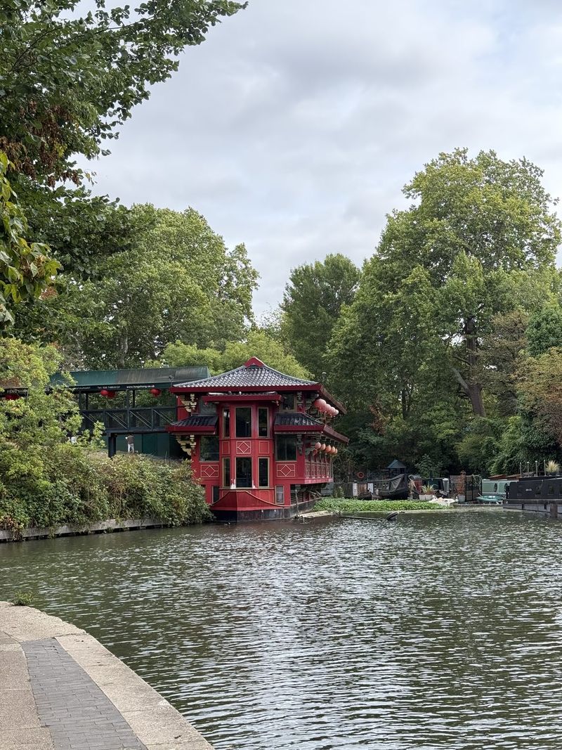 Verso Camden, una bella camminata lungo il canale, con questa vistosa casa a pagoda rossa sull'acqua.