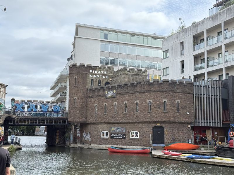 Il Pirate Castle, un edificio che sembra un castello, sul Regent's Canal vicino a Camden.