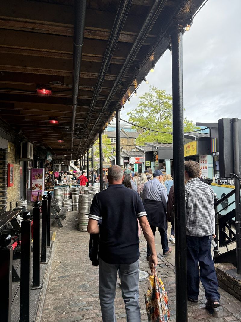 Dopo una bella passeggiata, eccoci a Camden, sotto la copertura del mercato.