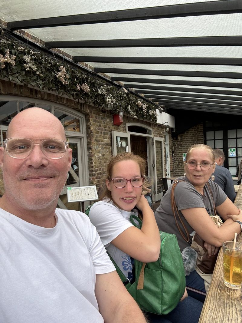 Nel nostro posto preferito al Camden Tea Bar, a osservare la gente nella piazza di sotto.