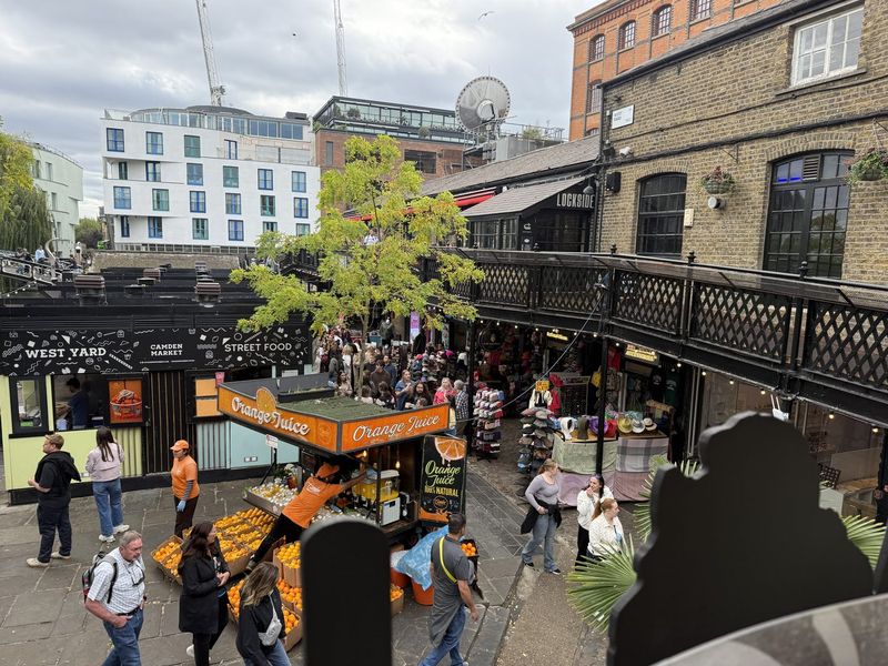 Dall'alto, vista sul viavai di Camden Market.