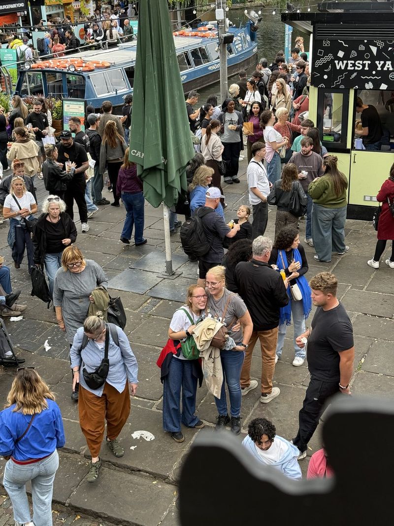 Un abbraccio in mezzo al viavai del mercato, visto dall'alto.