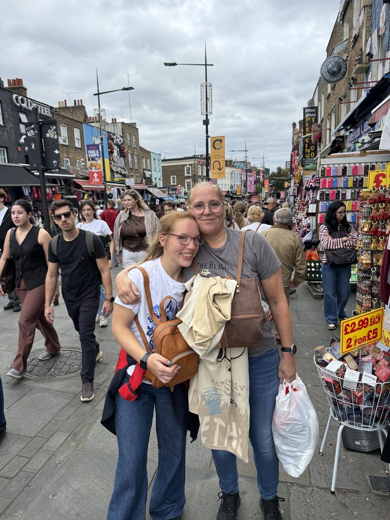 B'Elana e Liek hanno finito lo shopping su Camden High Street.