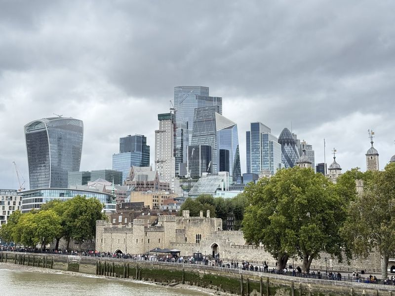 Sulla strada per Maltby's Market, questa vista sulla City: il Walkie-Talkie con lo Sky Garden, dietro Horizon22 (22 Bishopsgate), e il Gherkin semi-nascosto a destra.