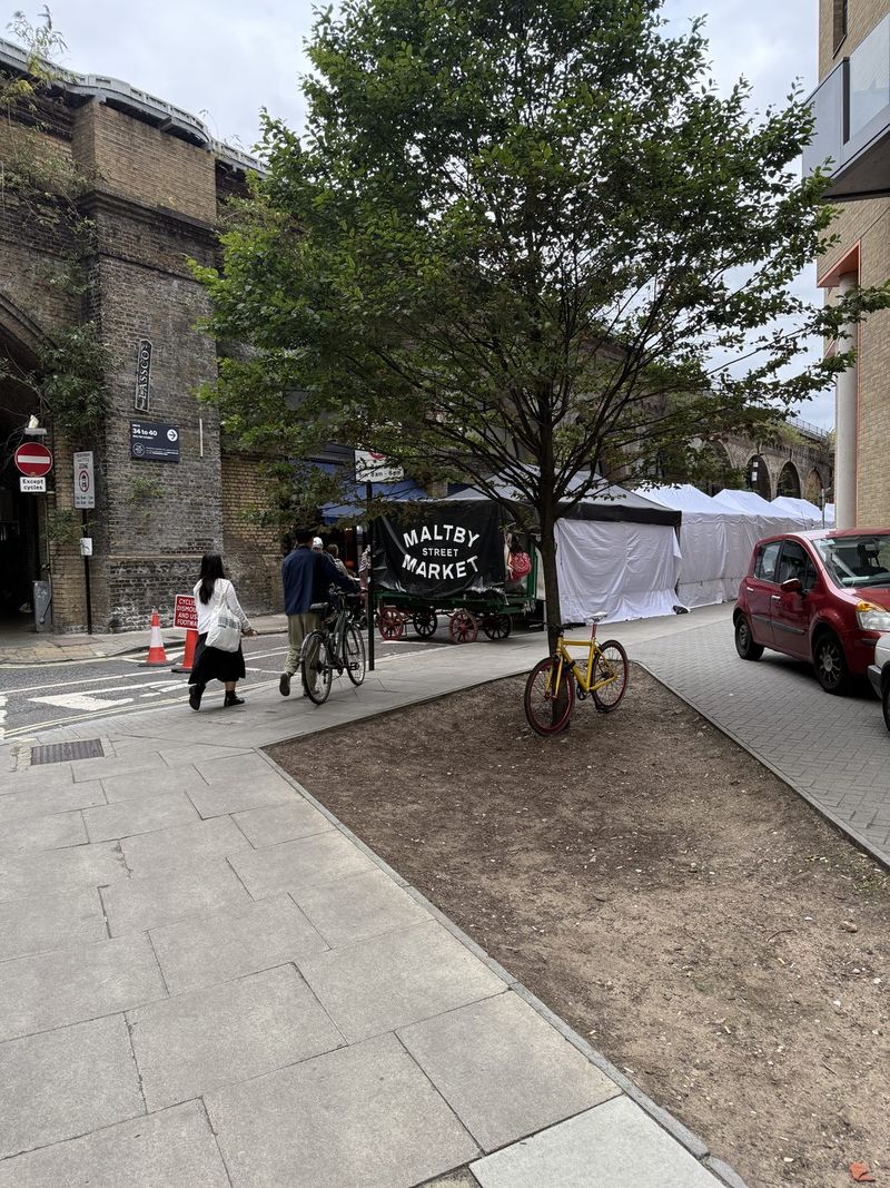 Arrivati al Maltby Street Market, sotto gli archi della ferrovia.