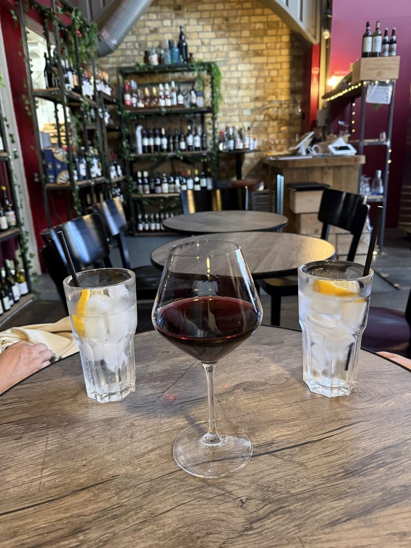 Alla Maltby Street Wine House: davanti a me un vino di rara bontà, quindi meglio non trattenersi troppo qui...