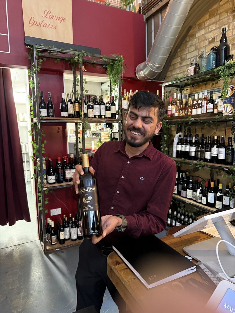 Il fiero venditore del Mozzafiato Primitivo, nell'enoteca.