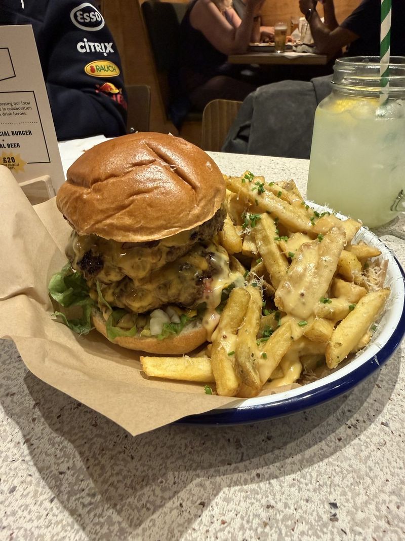 Il piatto principale da Honest Burger: un bell'hamburger con patatine ed erbe fresche, accompagnato da una limonata fresca.