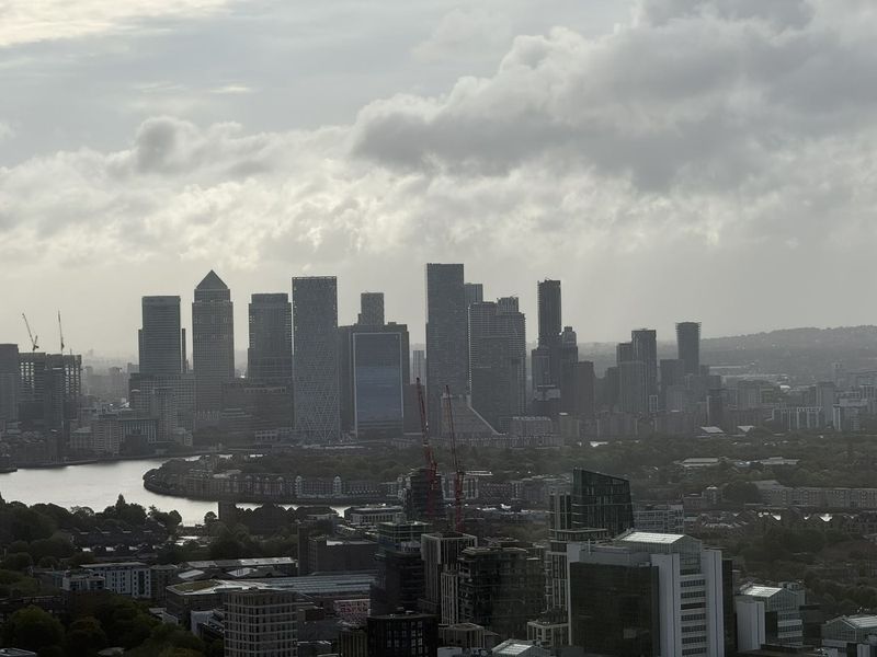 Dallo Sky Garden, uno sguardo sullo skyline di Canary Wharf, con un'ansa del Tamigi in mezzo.