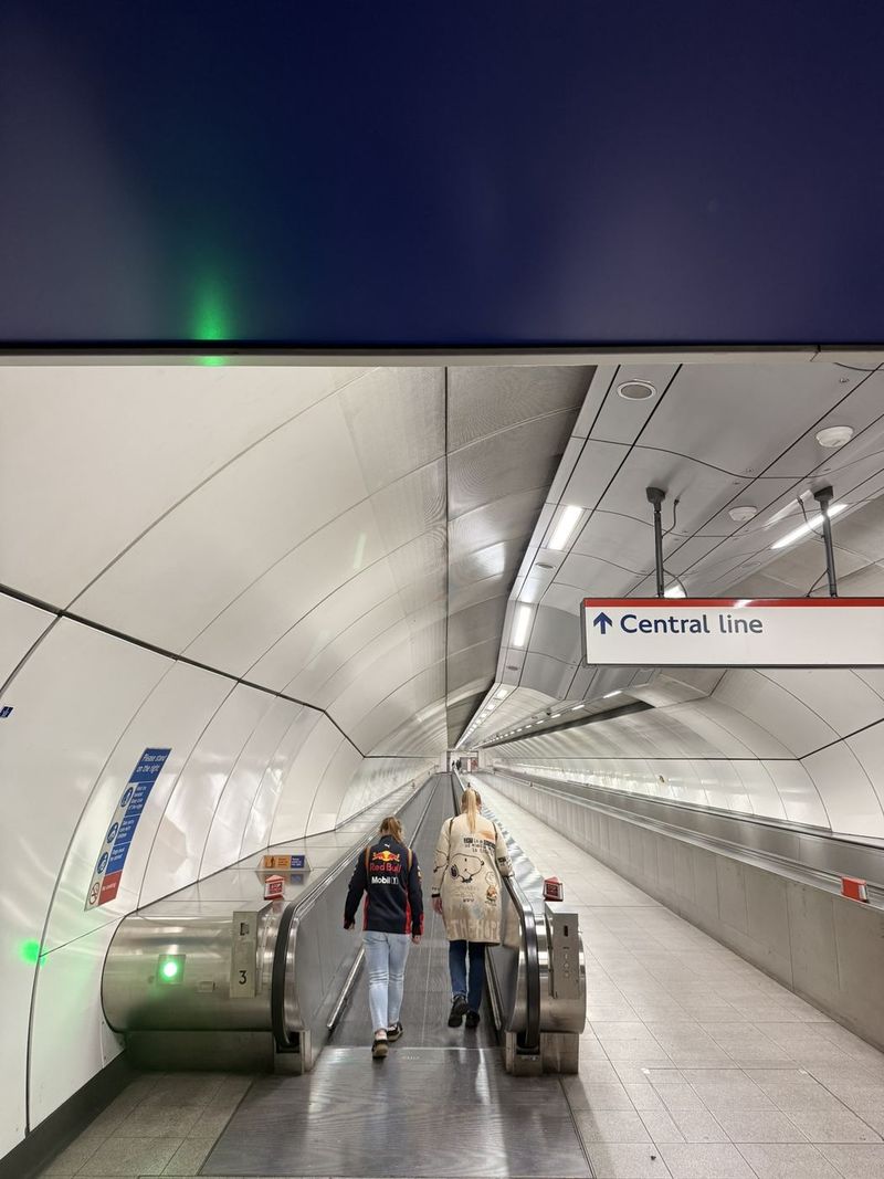 In metropolitana verso la colazione da La Masseria. Questo corridoio collega due stazioni della metro (Monument e Bank). Con il tapis roulant sembra proprio di stare in un aeroporto.
