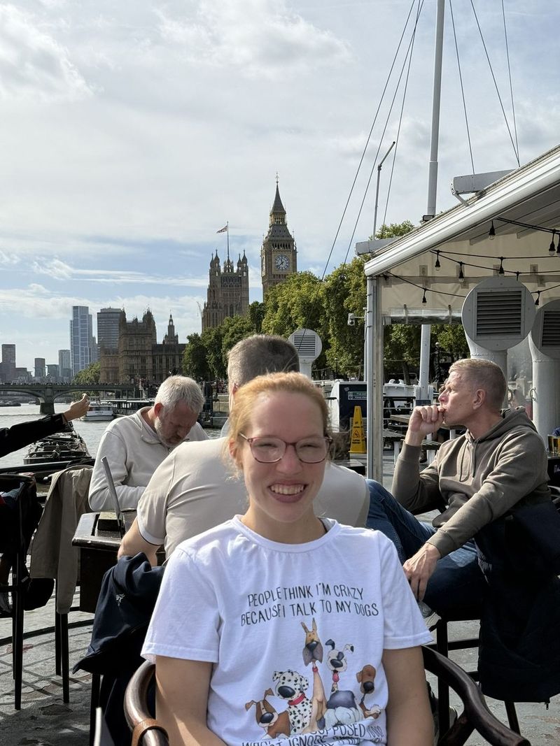 Che bello stare al sole sul ponte, con il Big Ben e Westminster lì vicino, sulla stessa riva del Tamigi.