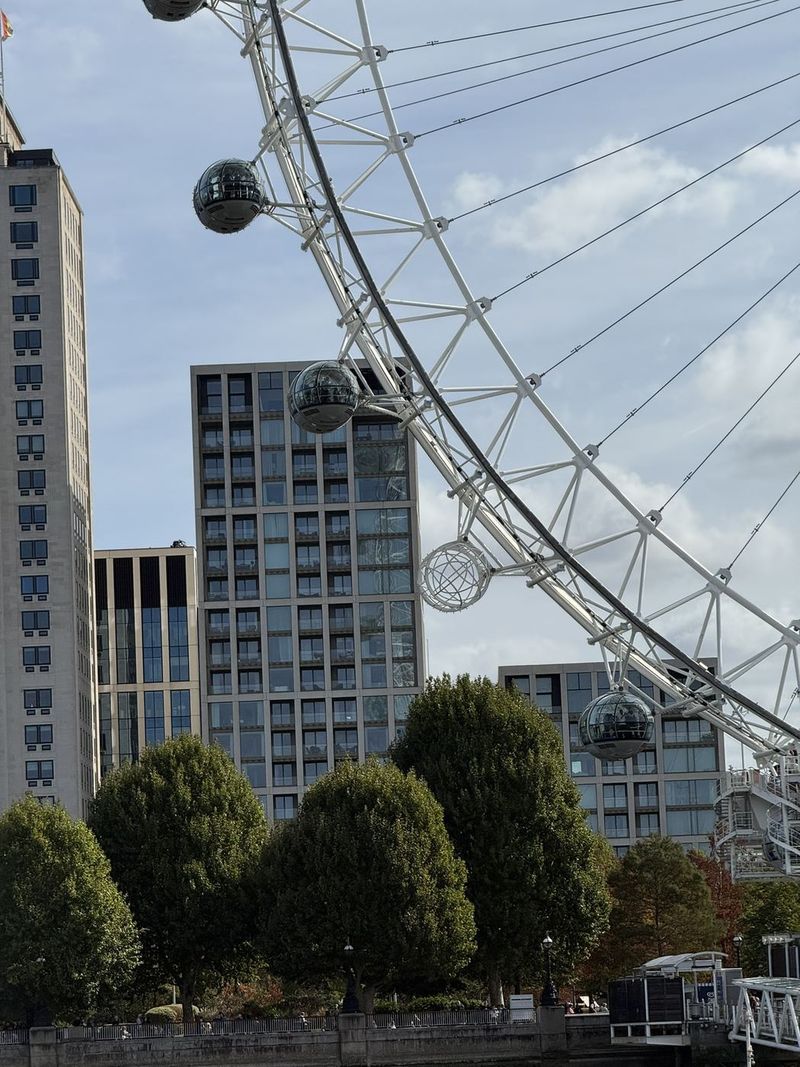 Un primo piano della ruota panoramica del London Eye, a cui manca vistosamente una delle capsule.